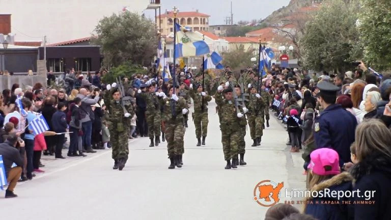 Λήμνος: Ψέλνουν τον εθνικό μας ύμνο και προκαλούν συγκίνηση – Η μεγάλη στρατιωτική παρέλαση (βίντεο)